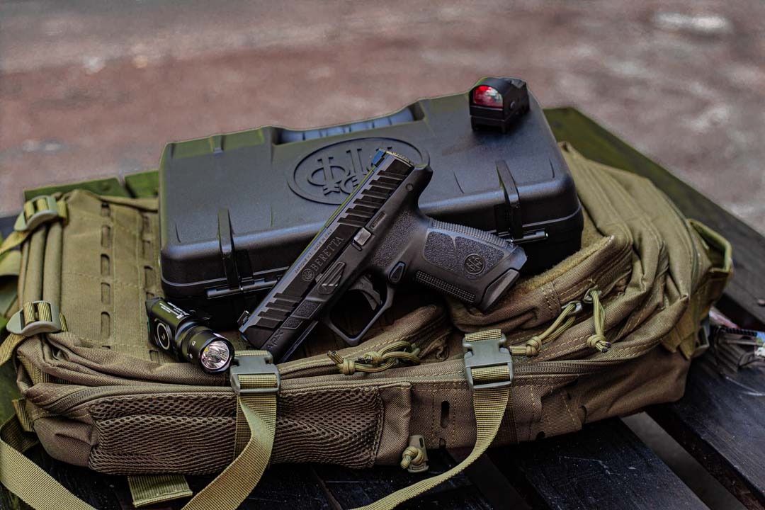 Pistola Beretta APX A1 con estuche, linterna y mochila táctica