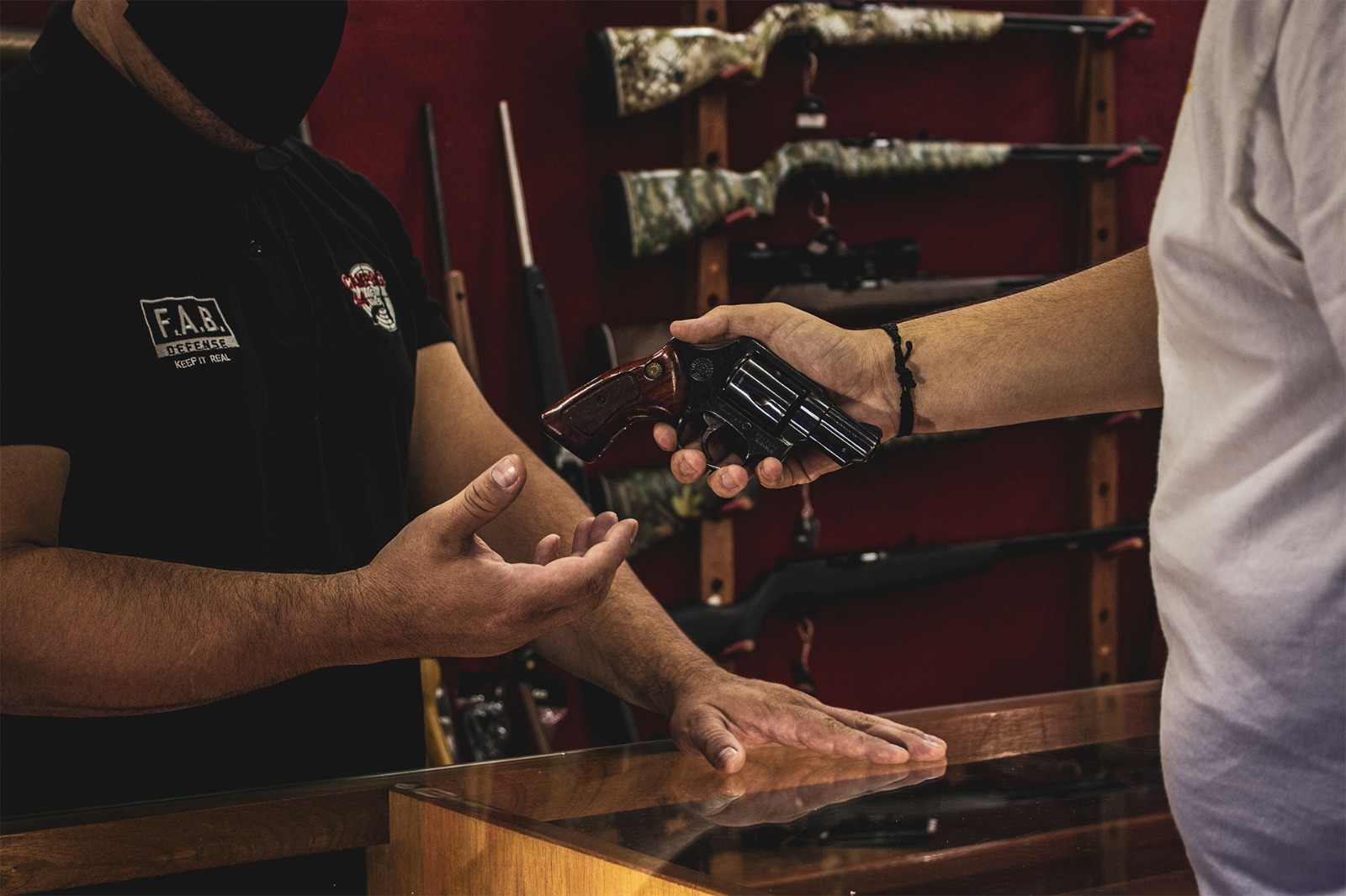 Pistola usada en mano